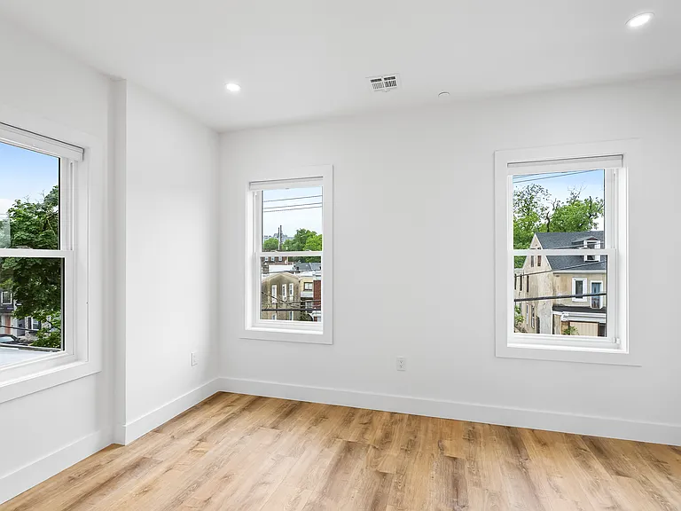 442 W Queen Ln #2 — Photo 16