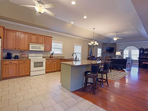 4th image of 414 Long View Dr