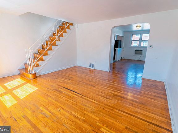 3rd image of 2239 Longshore Ave