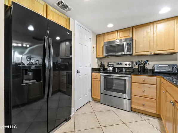 2046 Beach Blvd #204-D, Biloxi, MS 39531