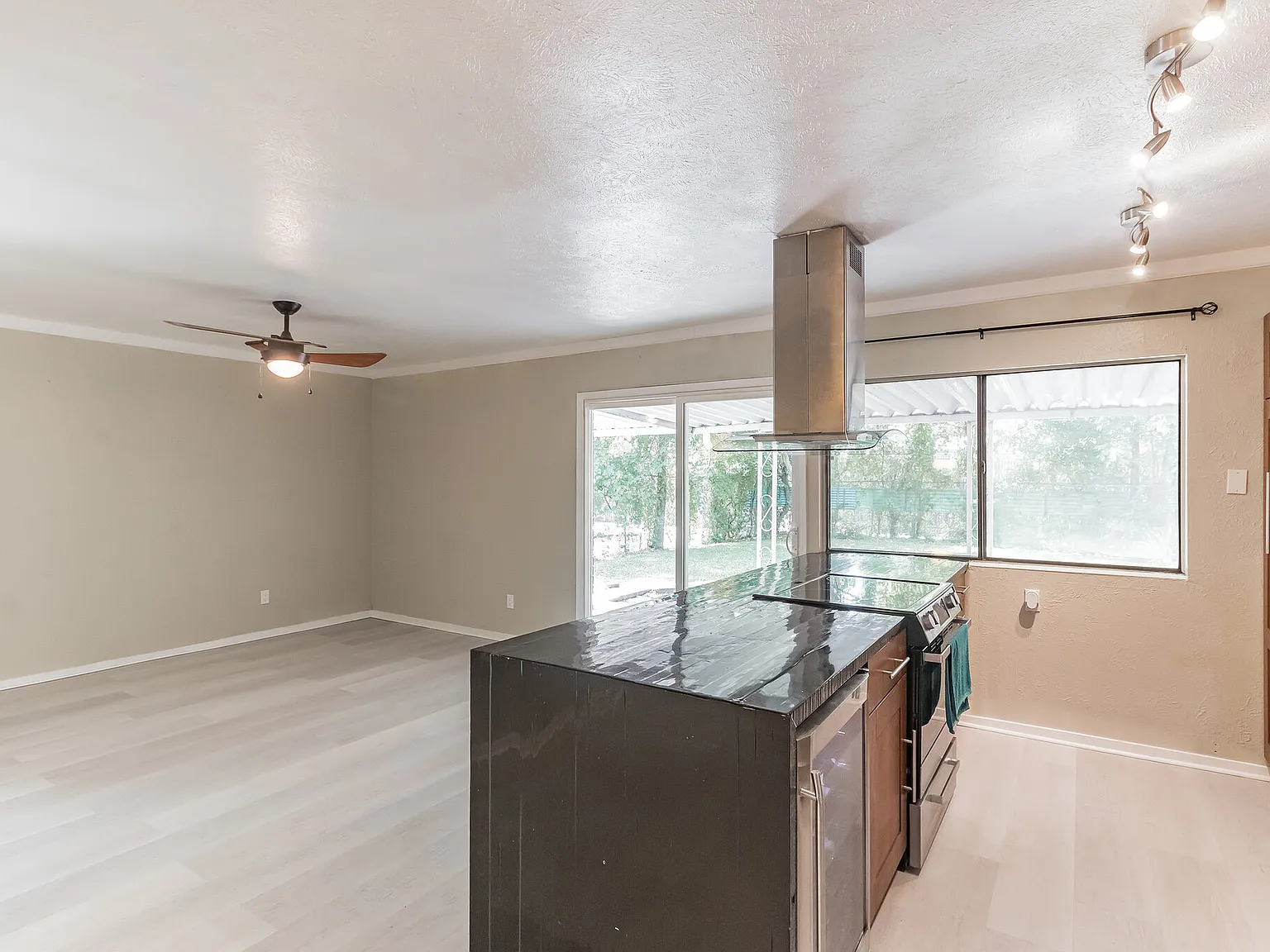 3 bed, 1674 sqft, $2,200 — Photo 3