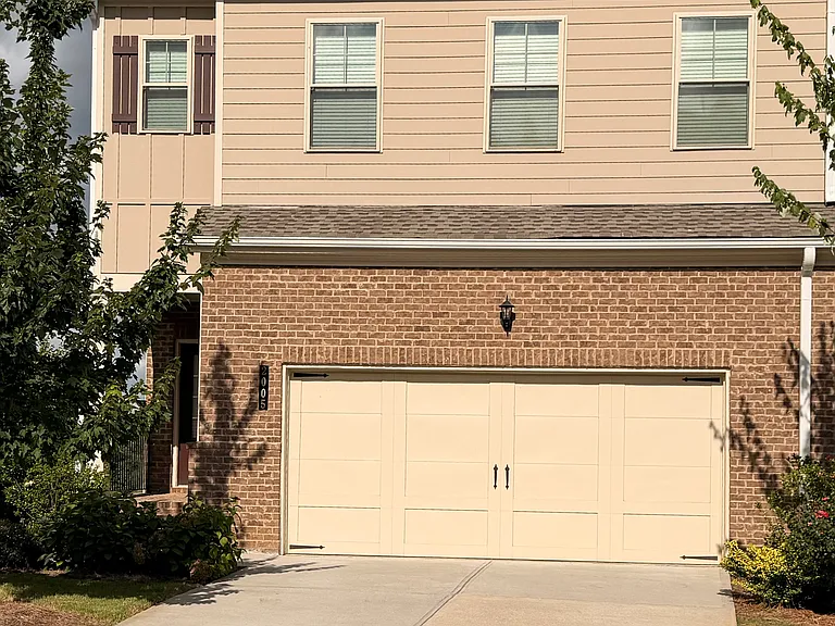 2005 Manor Pointe Dr — Photo 1