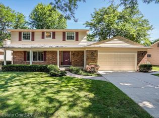 724 S Rosedale Ct, Grosse Pointe Woods, MI 48236