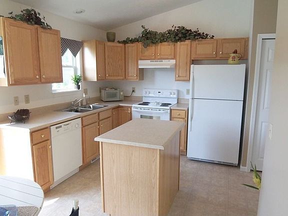 Kitchen w/ Island