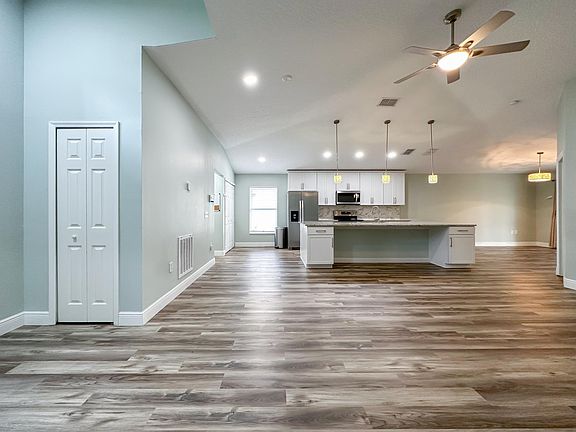 4th image of 529 Grand Royal Cir