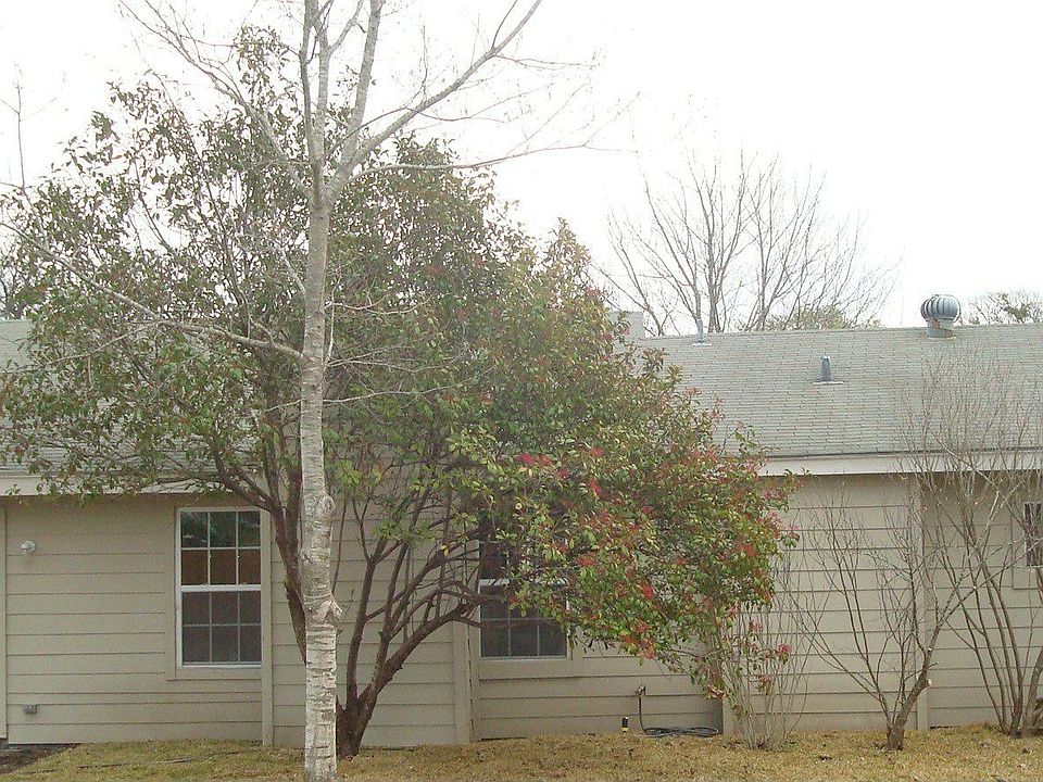2nd image of 1901 Limerick Ln