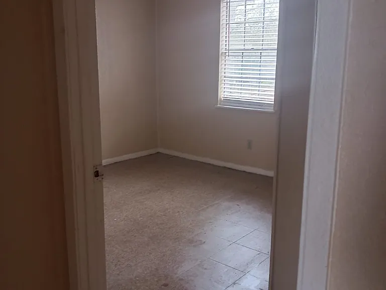913 Athol St — Photo 5