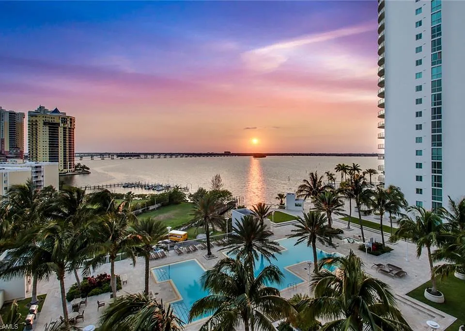 3000 Oasis Grand Blvd #401