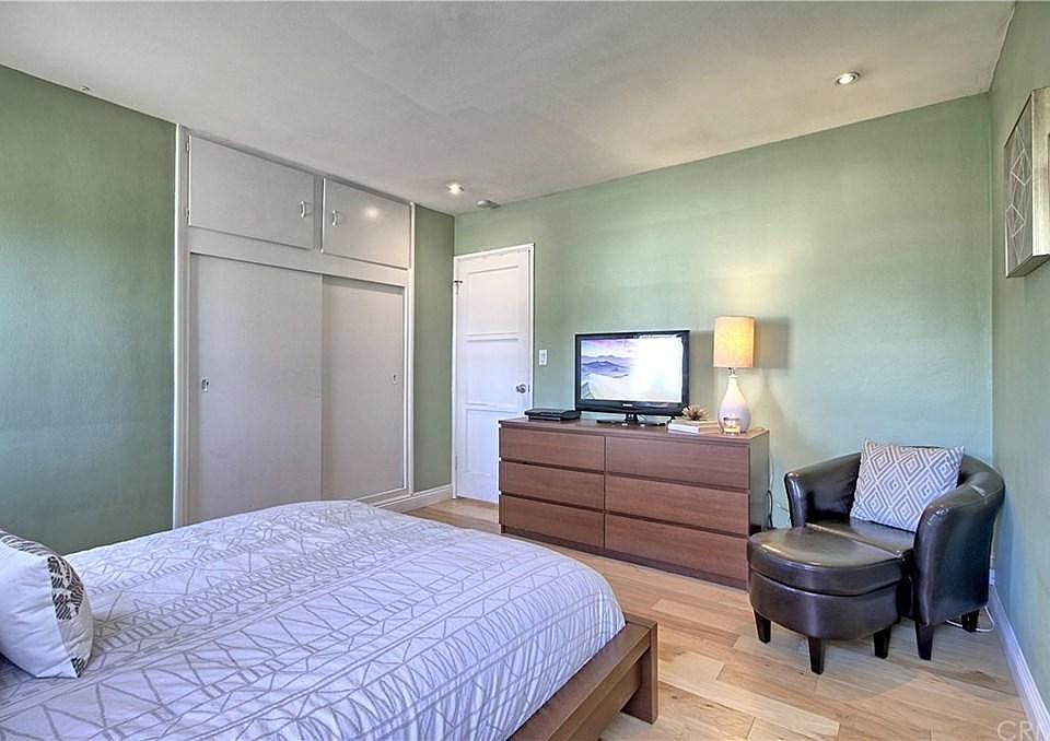 1st image of 22443 Clarendon St