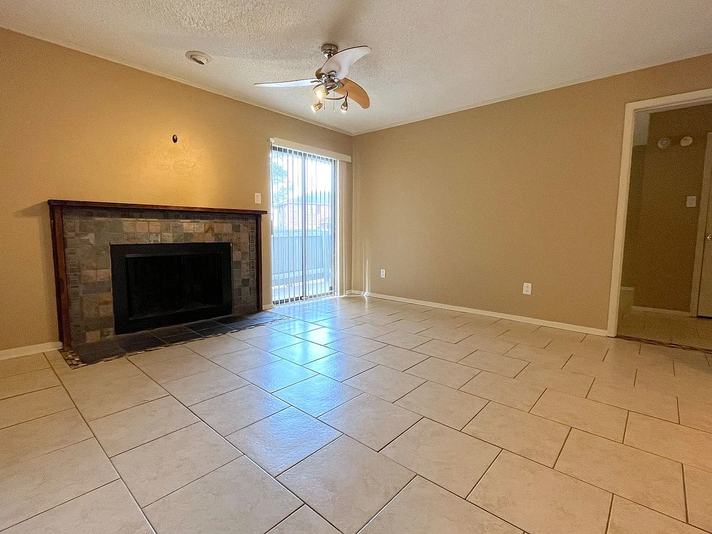 Sublease Available July Spacious One Bedroom Condo Close To Campus On The Bus Route — Photo 3