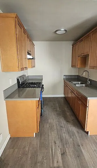 S Kingsley Dr — Photo 2