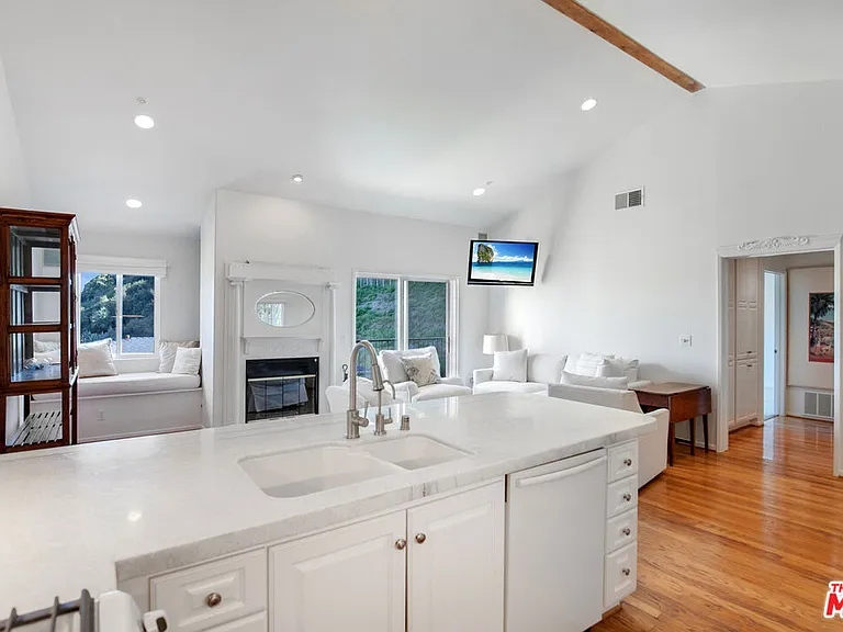 3855 Rambla Pacifico #D — Photo 18
