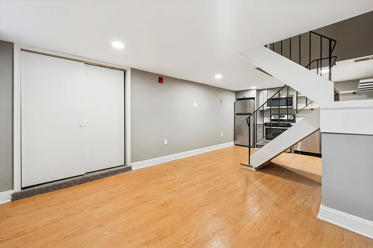 Building Photo - 2034 Mount Vernon St #1FF