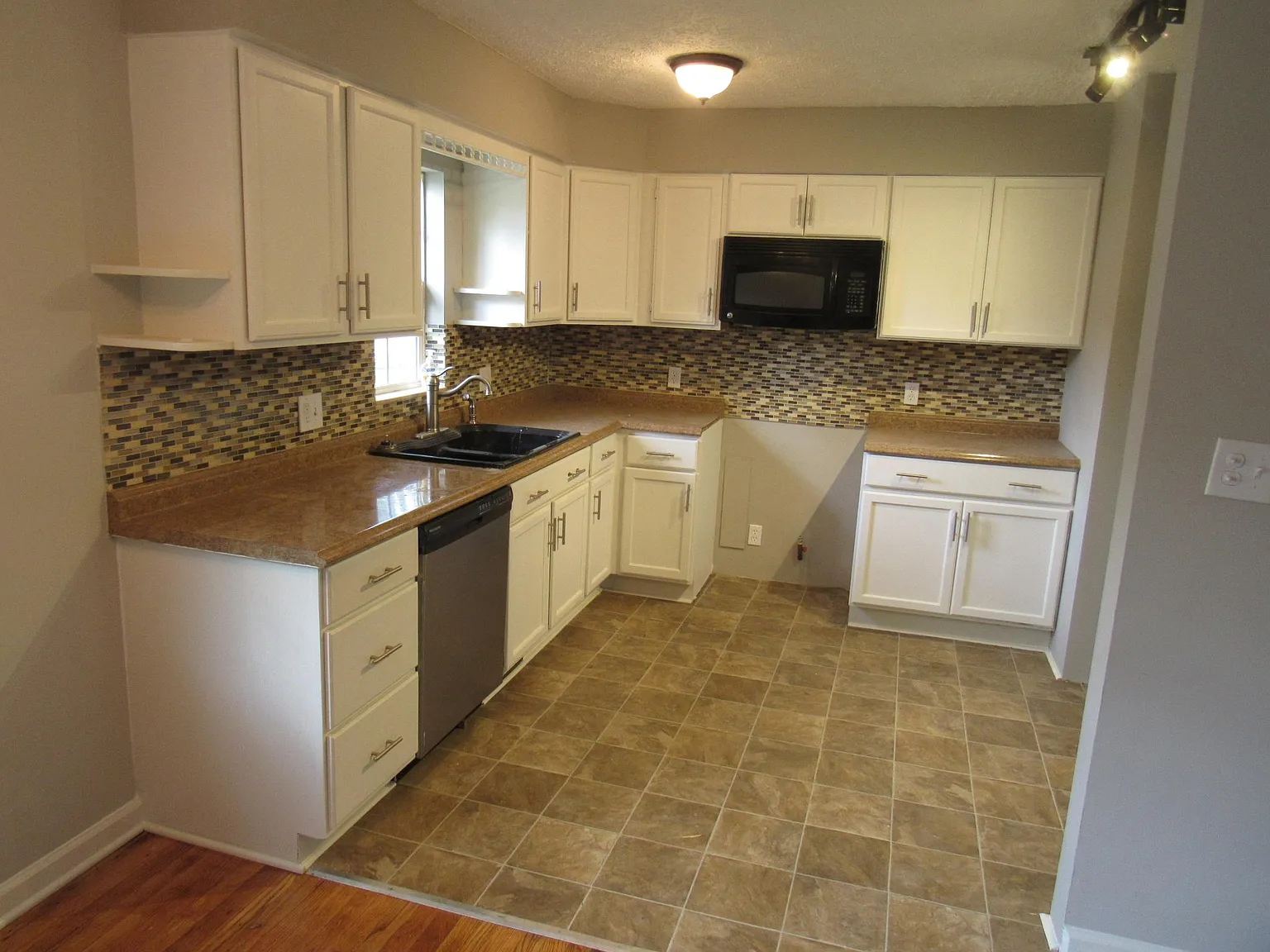 2 bed, 947 sqft, $1,075 — Photo 3