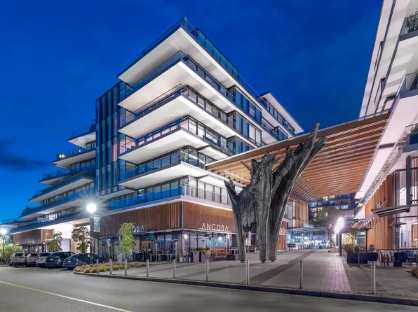 1355 Bellevue Ave #402, West Vancouver, BC V7T 0B4