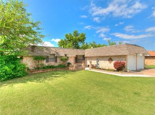 620 SW 24th St, Moore, OK 73160