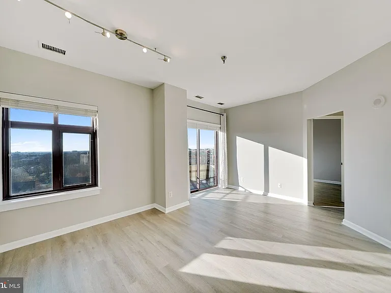 2400 Clarendon Blvd #Penthouse 12 — Photo 10