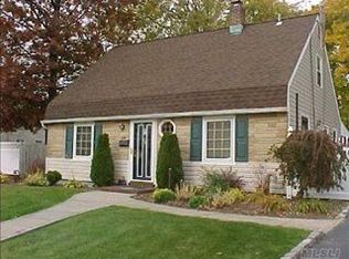 23 Corncrib Ln, Levittown, NY 11756