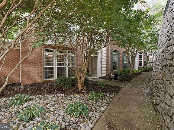 3rd image of 2470 Eastbourne Dr #197