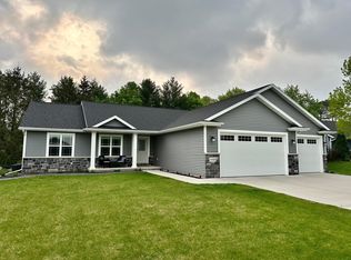 N1652 Waterlefe Dr, Greenville, WI 54942