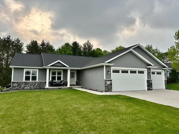 N1652 Waterlefe Dr, Greenville, WI 54942