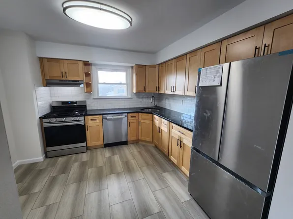 250 Meadow Ln, Secaucus, NJ 07094