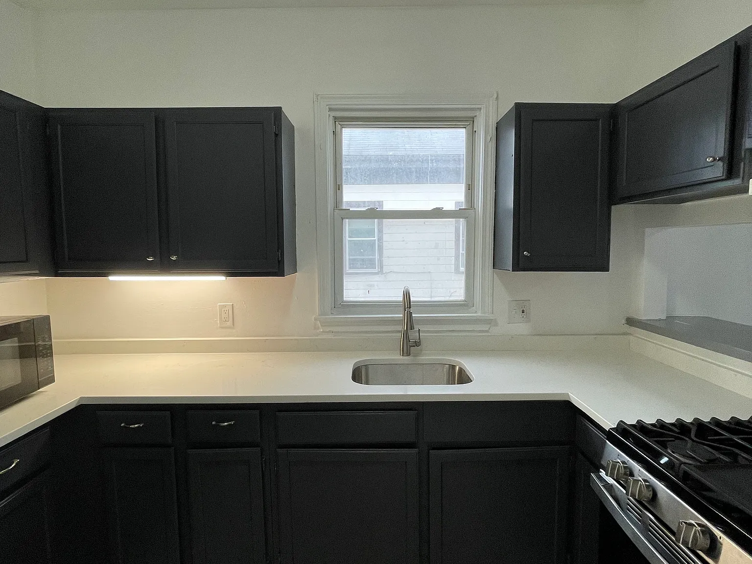 3 bed, 900 sqft, $2,800 — Photo 3