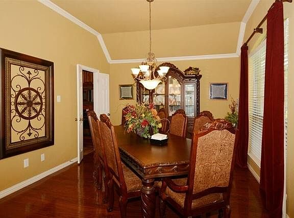 5th image of 1401 Aubrey Ln