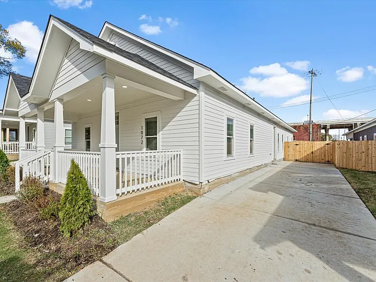 1072 Bruce St — Photo 3