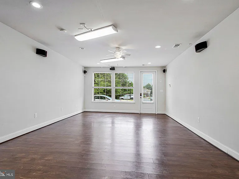 703 Skippers Ln — Photo 40