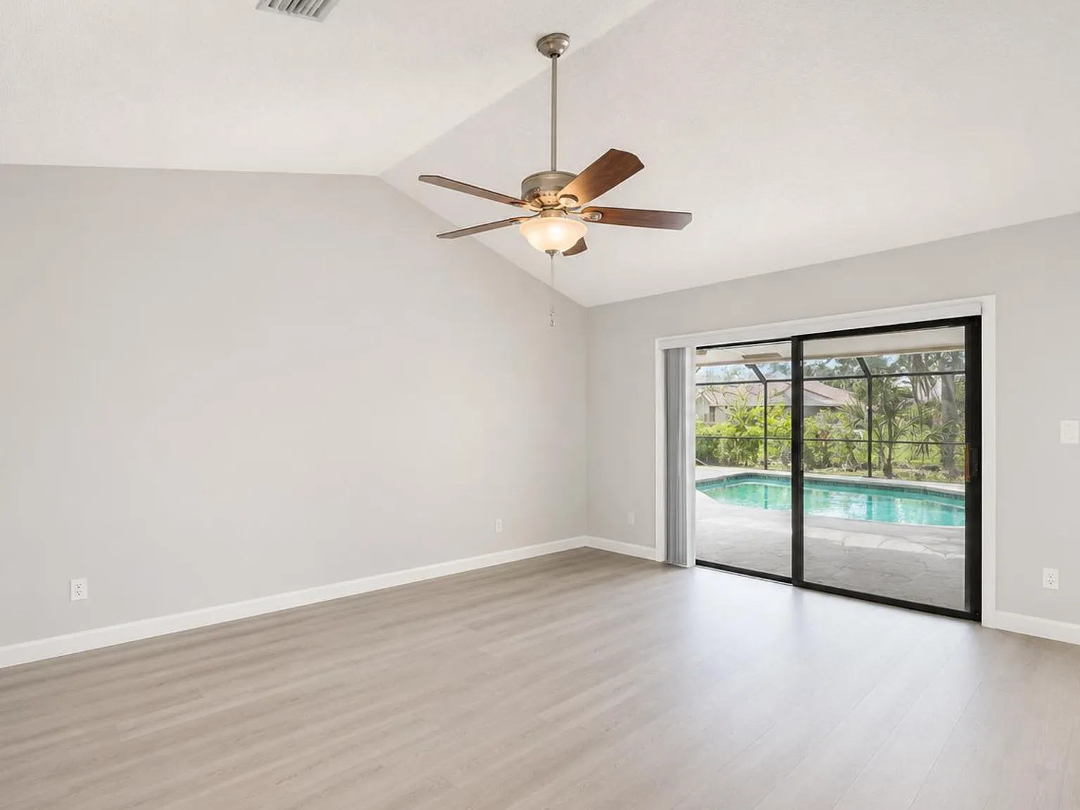 4 bed, 2484 sqft, $5,300 — Photo 2