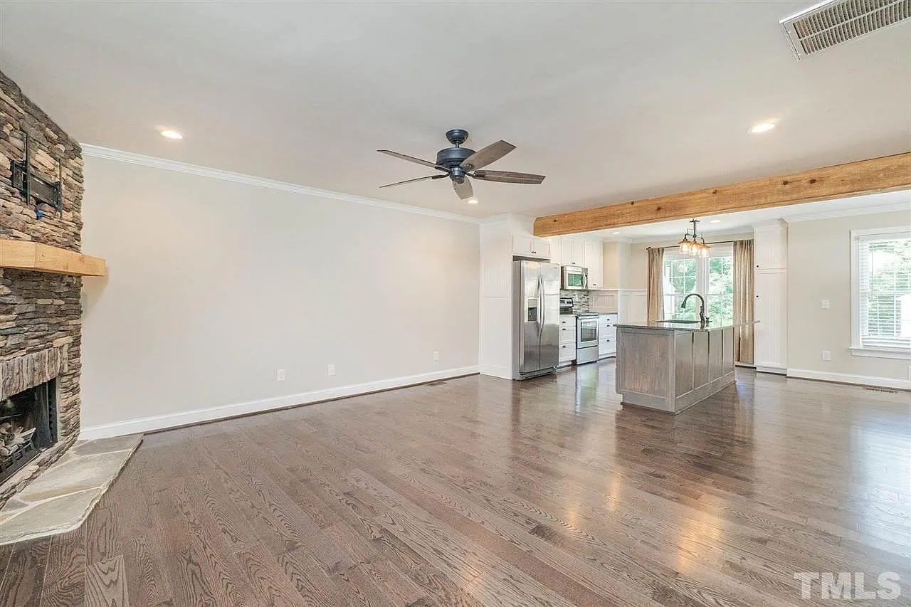 2 bed, 1337 sqft, $1,975 — Photo 2