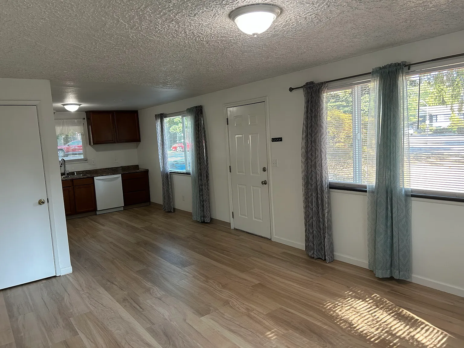 2 bed, 831 sqft, $1,400 — Photo 2