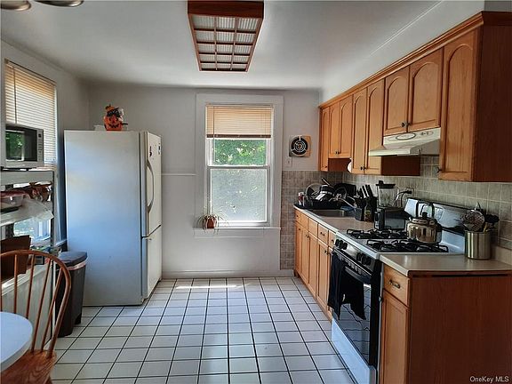 3rd image of 78 Duncan Ave APT 2