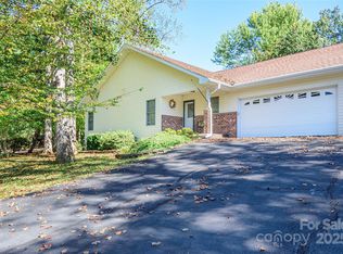 95 Bridgette Loop Rd, Hendersonville, NC 28791