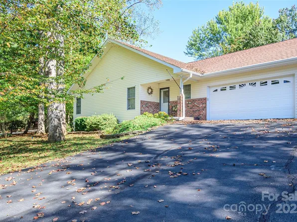 95 Bridgette Loop Rd, Hendersonville, NC 28791