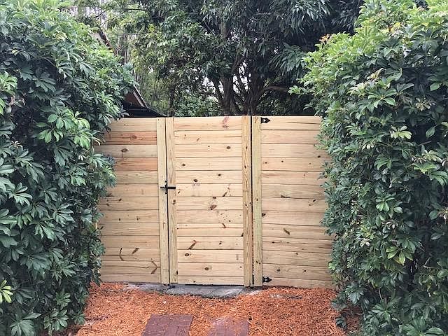 ENTRANCE , TO YARD AND APT ENTRANCE