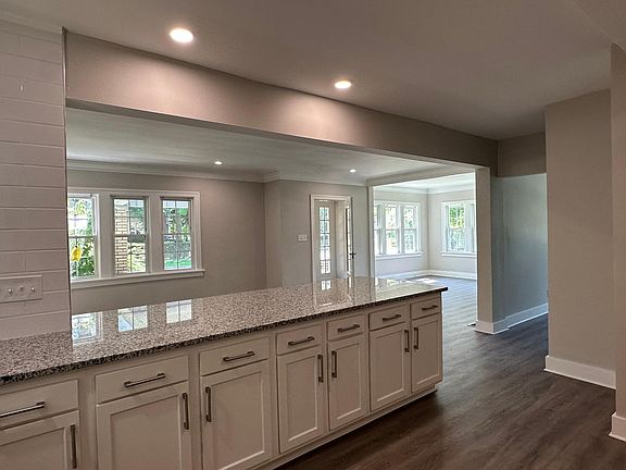 5th image of 2945 Meadowbrook Blvd