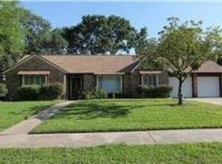 208 Cedar Ln, Seabrook, TX 77586
