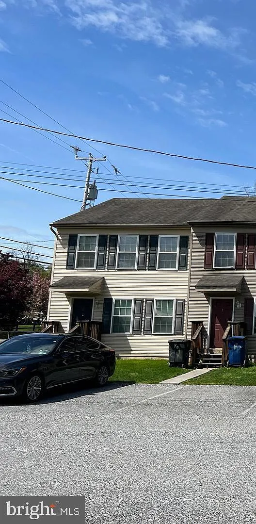 3 bed, 1.5 bath, 1300 sqft, $1,850 — Photo 1