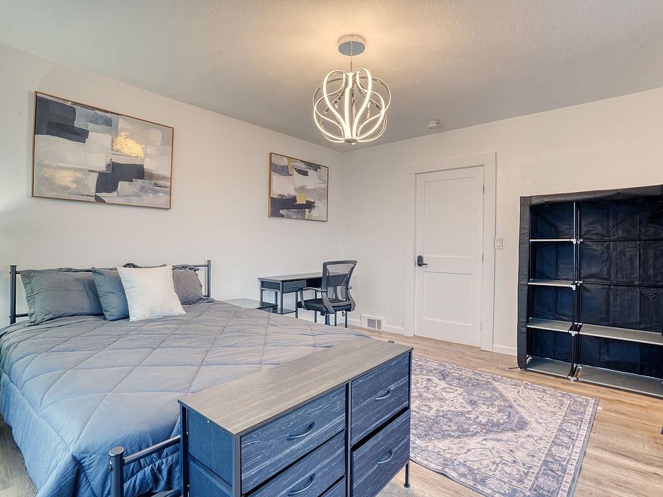 Modern beautiful room with queen size bed , all bedding provided.