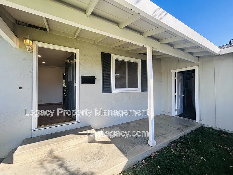 3 bed, 2.0 bath, 1128 sqft, $3,650 — Photo 3