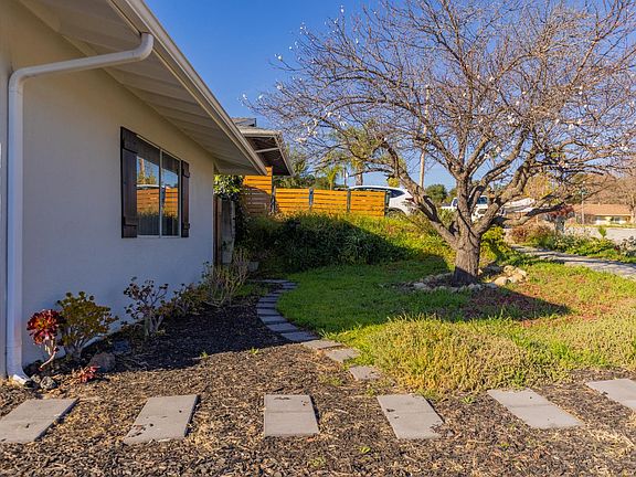 5th image of 75 Maxine Ave