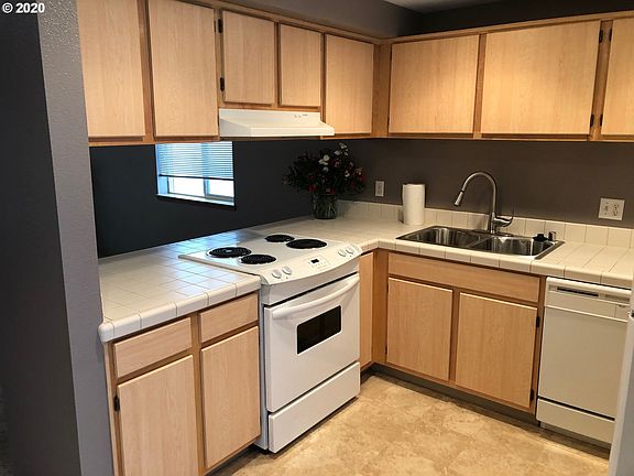 5th image of 4000 NE 109th Ave Unit 202