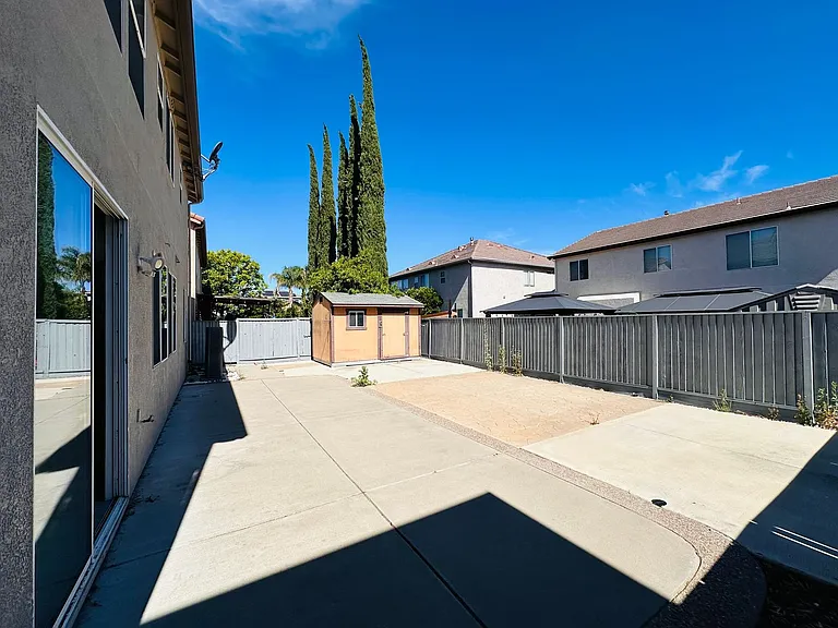 2403 Clemente Ln — Photo 10