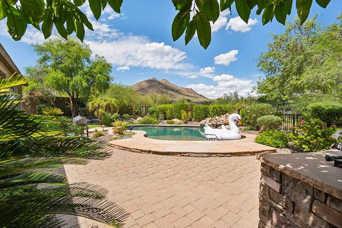 4 bed, 2.5 bath, 3300 sqft, $6,250 — Photo 2