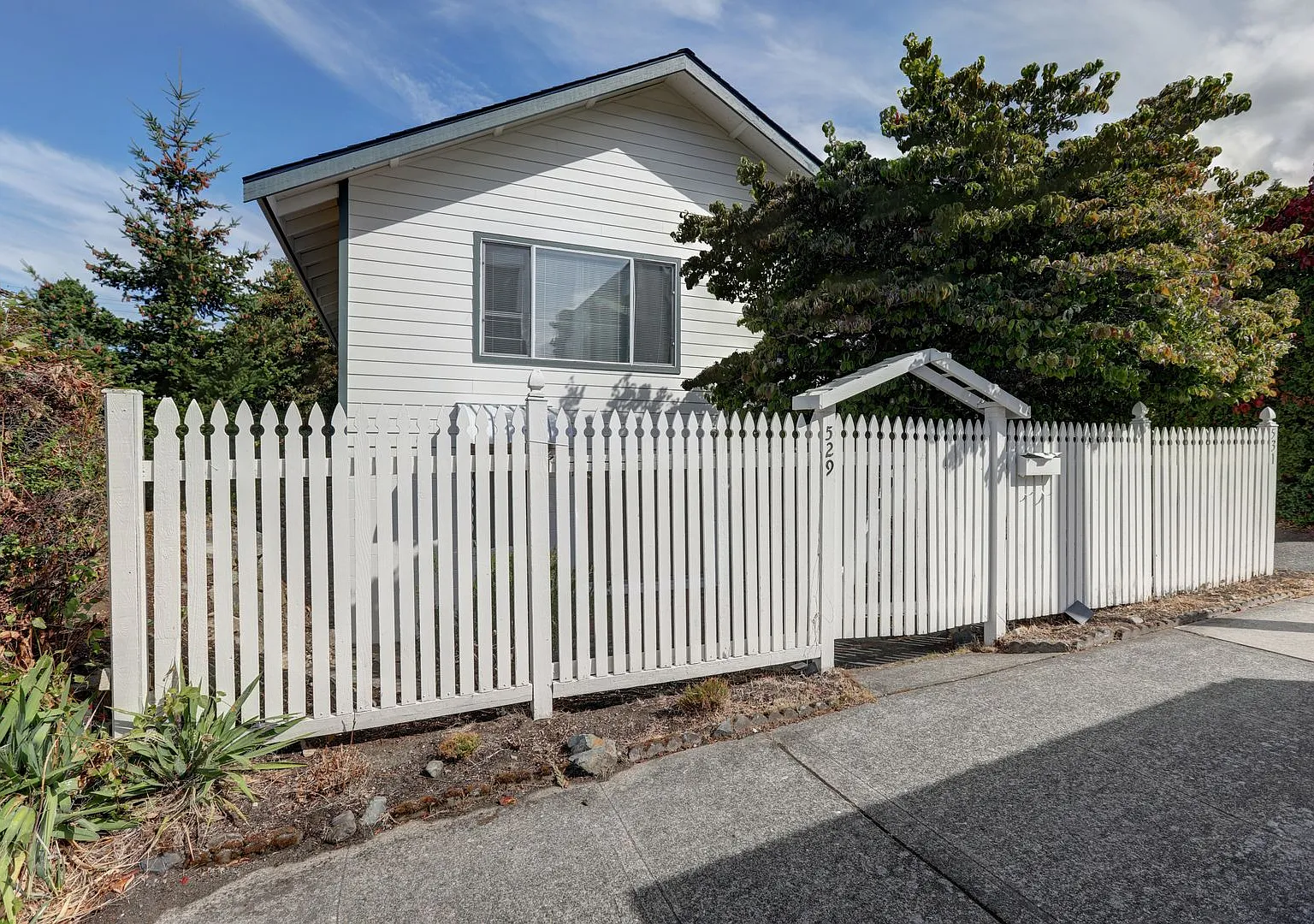 2 Bedroom Garden Apartment in Downtown Edmonds Duplex! — Photo 1