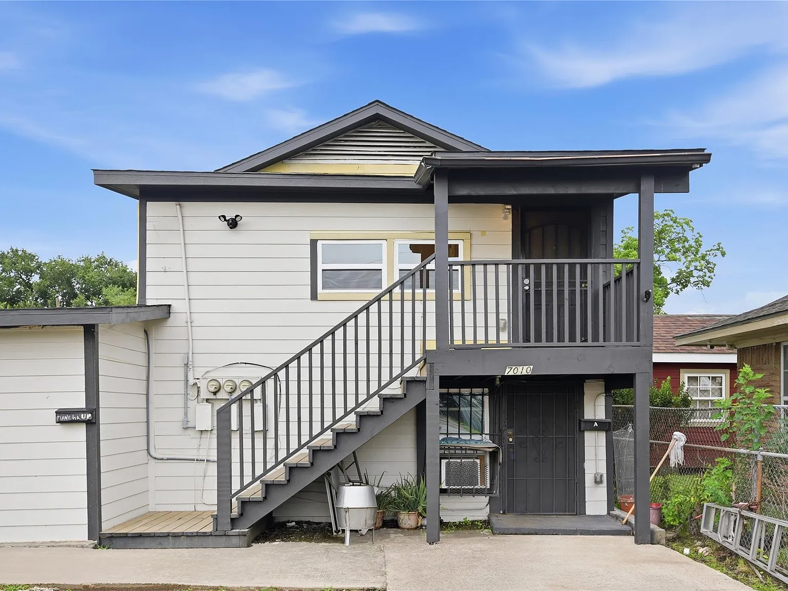 2 bed, 1.0 bath, 900 sqft, $1,200 — Photo 1