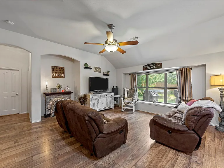 925 Remington Ranch Rd — Photo 6