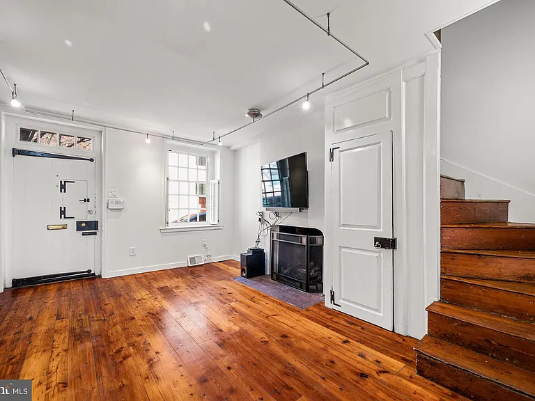 438 Spruce St — Photo 2